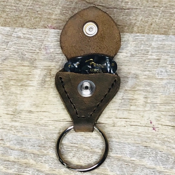 Leather Guitar Pick holder keychain smooth brown oil tan - Picture 2 of 7